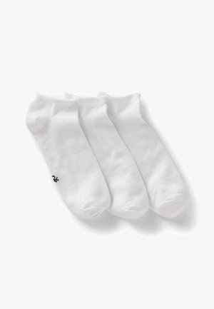 Tre paia di calzini bianchi alla caviglia, realizzati in morbido cotone, con una texture liscia e un piccolo logo nero su un lato.