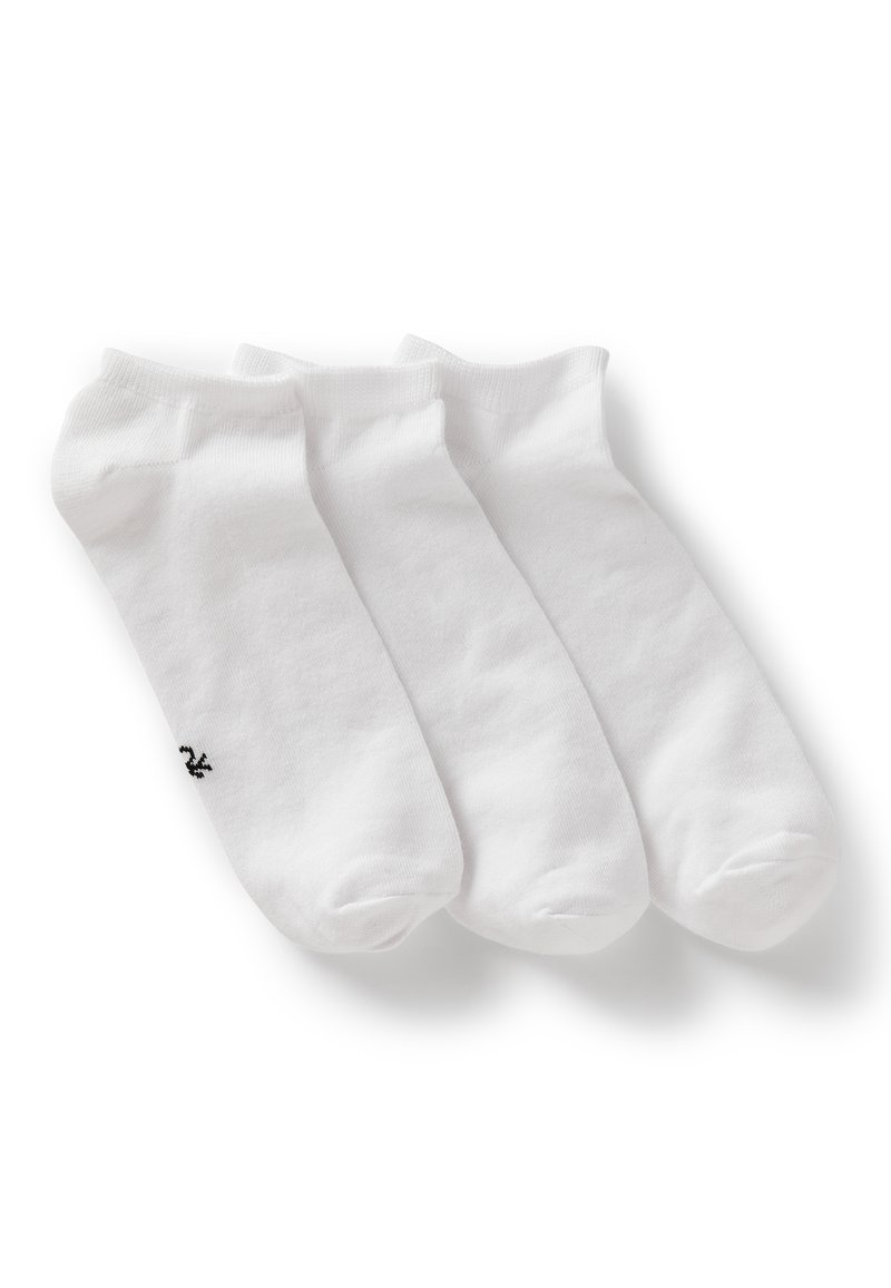Tre paia di calzini bianchi alla caviglia, realizzati in morbido cotone, con una texture liscia e un piccolo logo nero su un lato.