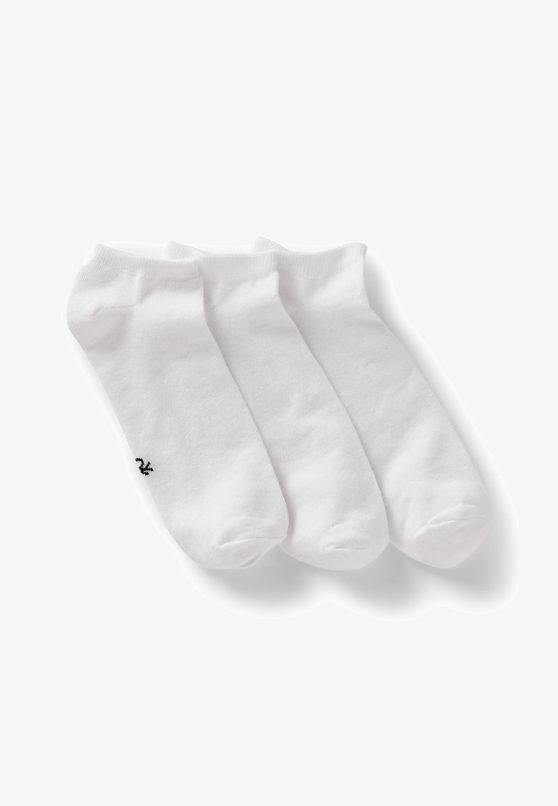 Tre paia di calzini bianchi alla caviglia, realizzati in morbido cotone, con una texture liscia e un piccolo logo nero su un lato.