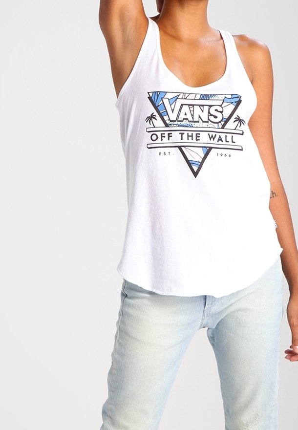 Camiseta sin mangas blanca con un logotipo gráfico de "VANS" en azul y negro que incluye detalles de palmeras, combinada con unos vaqueros azul claro.