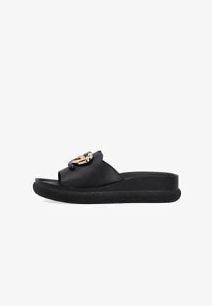 Czarna sandałka typu slide z grubą teksturowaną podeszwą i szerokim paskiem z metalową złotą ozdobą w kształcie serca na górze.
