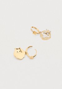 Kuldne rõngasõrmused, millel on pilvemoodi ripats kassi kujutisega ning teine ripats, mis on kaunistatud selgete vääriskividega ja peene kontuuriga.