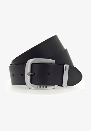 Schwarzer Ledergürtel mit einer silbernen Metallschnalle. Zu denMerkmalen gehören Branding auf der Schnalle, glatte Textur und mehrere Löcher zur Anpassung.