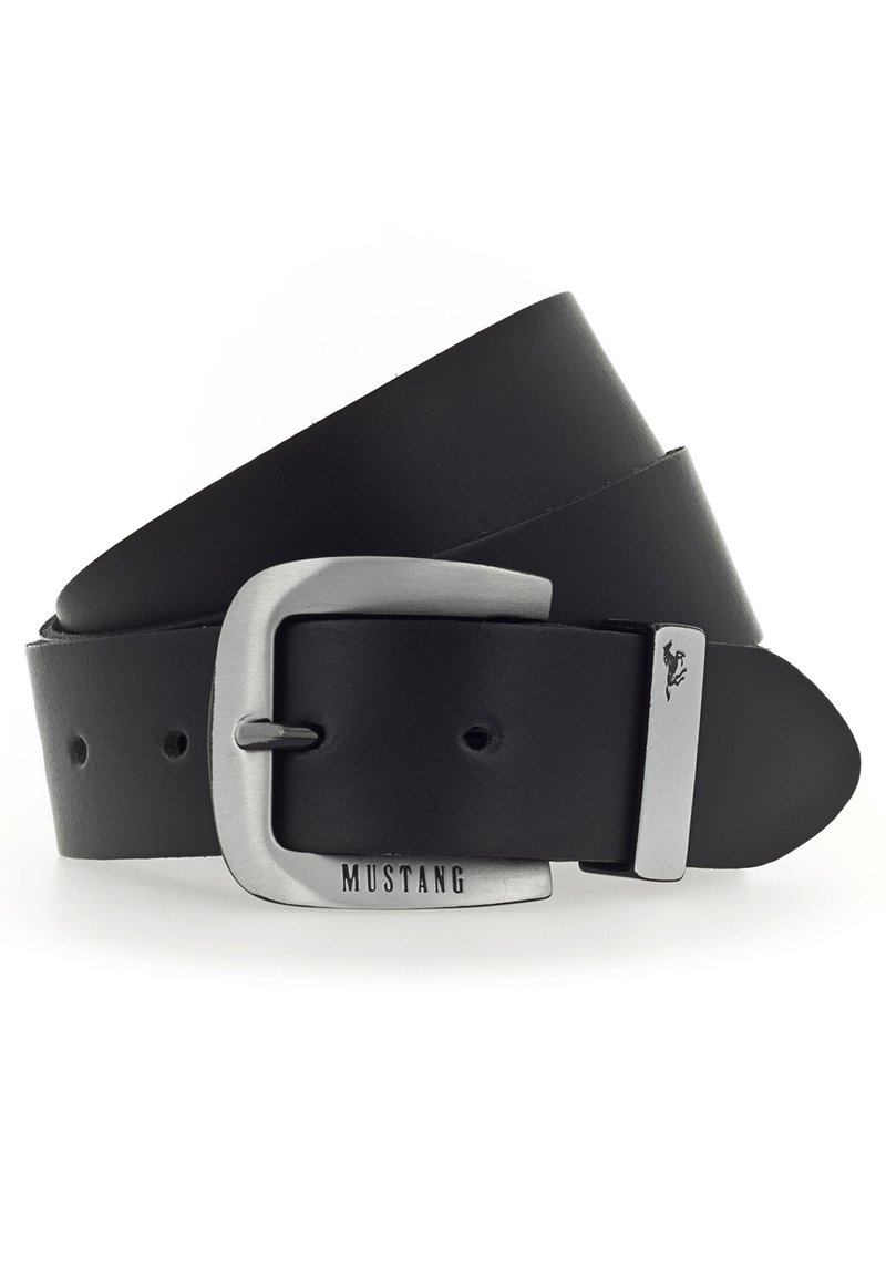 Schwarzer Ledergürtel mit einer silbernen Metallschnalle. Zu denMerkmalen gehören Branding auf der Schnalle, glatte Textur und mehrere Löcher zur Anpassung.