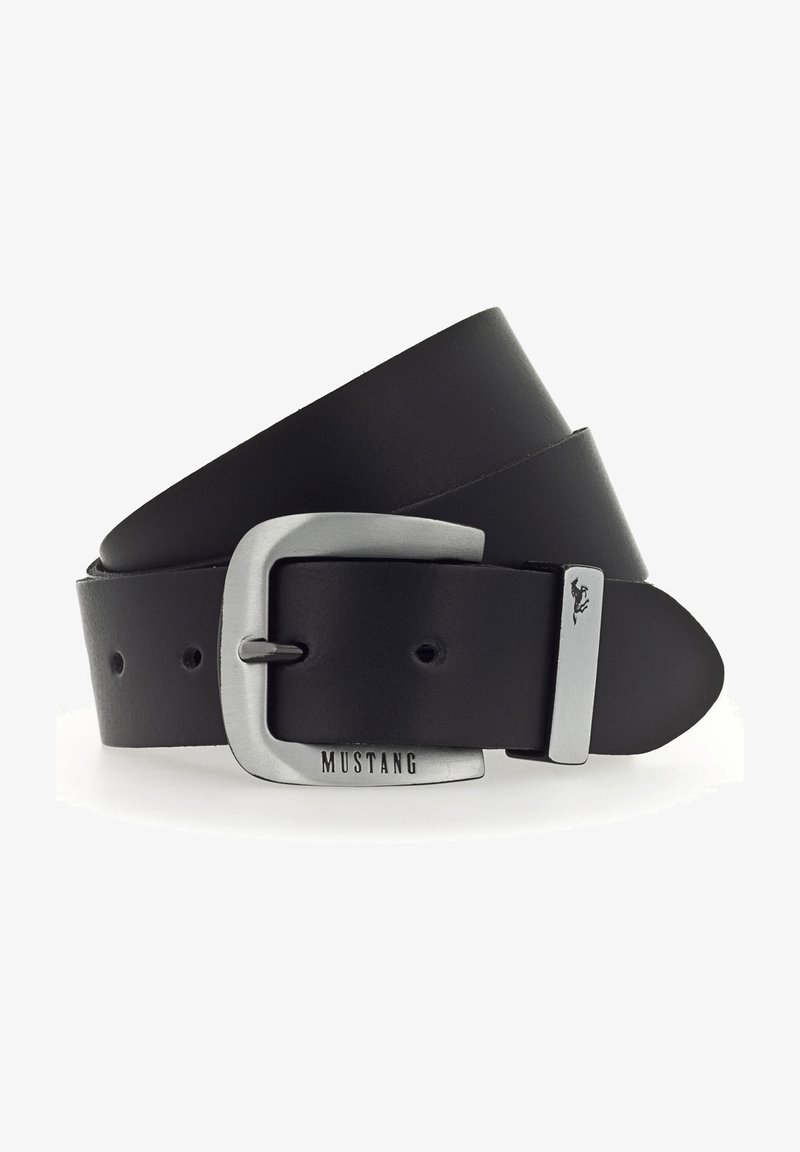 Schwarzer Ledergürtel mit einer silbernen Metallschnalle. Zu denMerkmalen gehören Branding auf der Schnalle, glatte Textur und mehrere Löcher zur Anpassung.