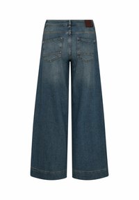 Donkerblauwe wijde spijkerbroek met een hoge taille, twee achterzakken en een leren label op de tailleband. Gladde denim textuur.