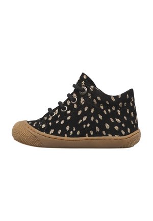Schwarzer High-Top-Sneaker mit brauner Gummisohle und Zehenkappe, verziert mit kleinen goldenen Leopardenflecken und schwarzen Schnürsenkeln auf weißem Hintergrund.