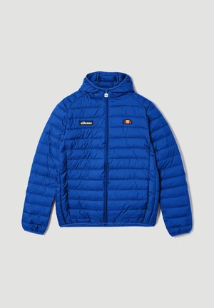 Giacca puffer blu con zip frontale, cappuccio, maniche lunghe e texture trapuntata. Presenta una toppa con logo sul lato sinistro del petto e un'accentuazione a blocchi di colore.