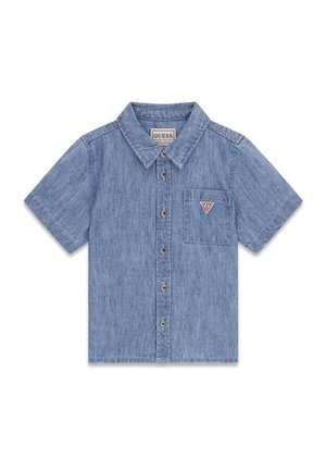 Blaues Jeanshemd mit kurzen Ärmeln, Kragen, Brusttasche und Guess-Logo-Patch auf der Tasche.