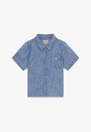 Blaues Jeanshemd mit kurzen Ärmeln, Kragen, Brusttasche und Guess-Logo-Patch auf der Tasche.