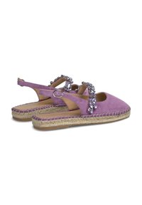 Espadrilles de ante morado con talón descubierto y acentos de gemas decorativas, suelas envueltas en yute y lados abiertos para mayor transpirabilidad.