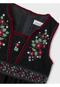 Schwarzes Stoffkleid mit tiefrotem Samtbesatz, verziert mit floralen Stickereien in Rot, Rosa und Grün. Auffälliger bordierter Saum mit ähnlichen Mustern.
