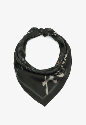 Ciemnozielony szal w trójkątnym wzorze, z delikatnym kwiatowym motywem, miękką fakturą i węzłem na górze.