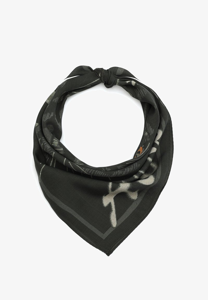 Mørkegrøn tørklæde i trekantet design med et subtilt blomstermønster, blød tekstur og en knyttet detalje øverst.