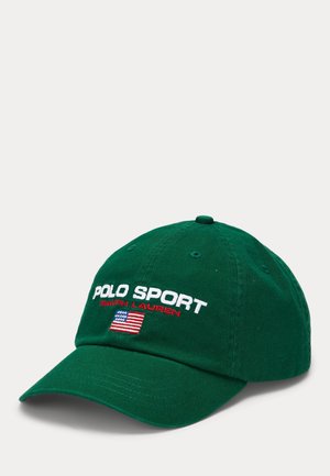Casquette de baseball verte avec texte blanc "Polo Sport" et texte rouge "Ralph Lauren" et un drapeau américain brodé sur le devant.