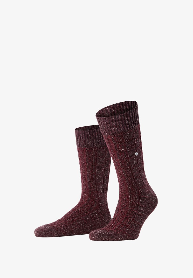 Calze bordeaux a coste con un motivo testurizzato e un risvolto moderato. Realizzate in un mix di materiali con leggere macchie diffuse.