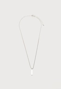 Λεπτή αλυσίδα από ασήμι με μικρό ορθογώνιο κατακόρυφο μενταγιόν και ρυθμιζόμενο κούμπωμα σε απλό λευκό φόντο.