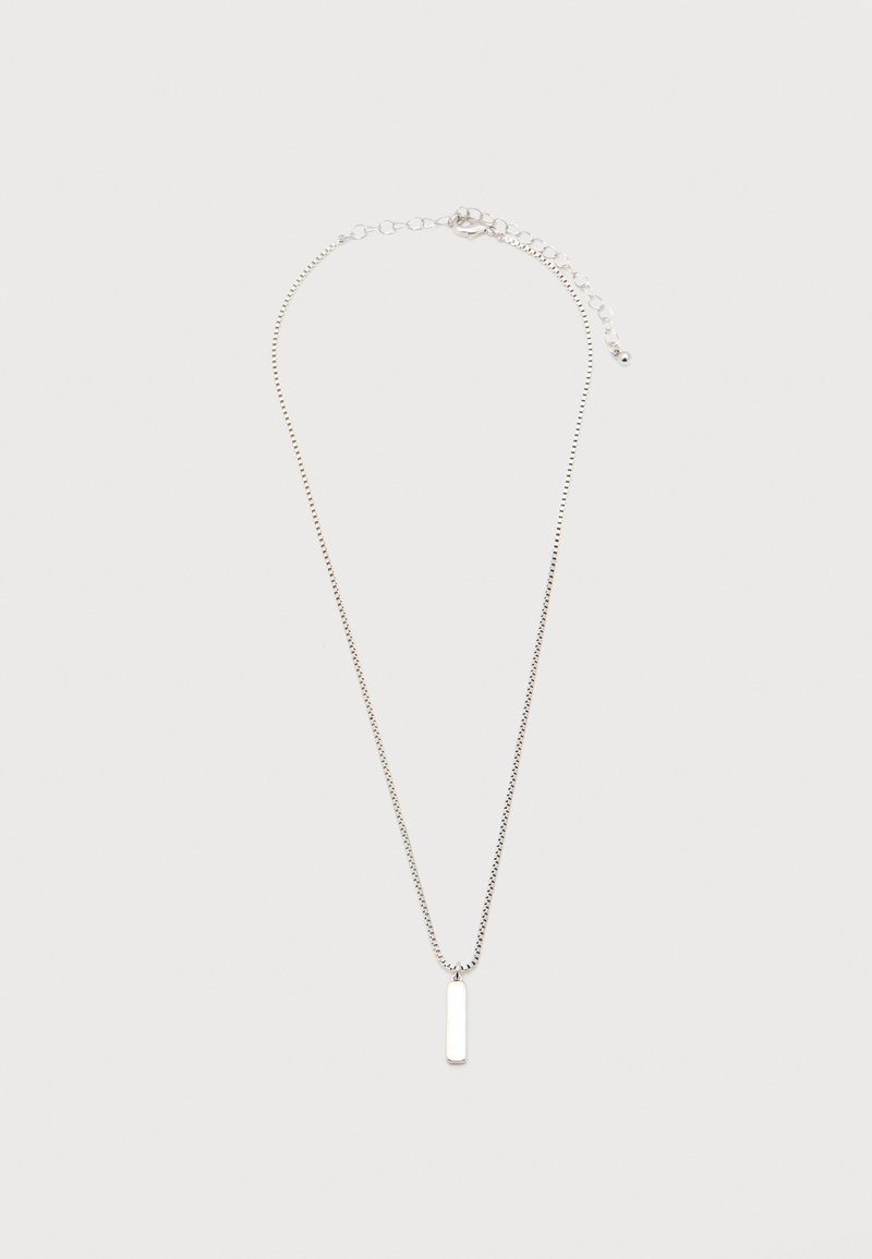 Λεπτή αλυσίδα από ασήμι με μικρό ορθογώνιο κατακόρυφο μενταγιόν και ρυθμιζόμενο κούμπωμα σε απλό λευκό φόντο.