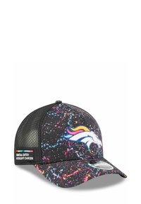 Schwarze Mesh-Baseballmütze mit buntem Spritzmuster. Verfügt über ein gesticktes Logo der Denver Broncos und "Crucial Catch"-Branding an der Seite.