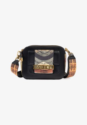 Schwarze Leder-Crossbody-Tasche mit einem gemusterten Klappenverschluss, goldfarbener Hardware und einem gemusterten Schulterriemen in einer Mischung aus Farben und Designs.