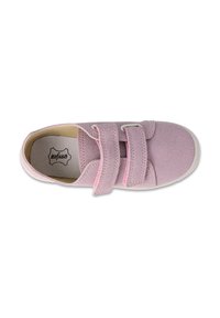 Różowe sneakersy na rzepy o miękkiej, zamszowej fakturze, białej gumowej podeszwie i wyprofilowanej wkładce, z dwoma regulowanymi paskami.