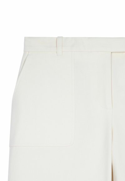 Witte broek met een platte voorkant, zijzakken en riemlussen; gemaakt van een gladde stof met subtiele diagonale textuur en stikseldetails.
