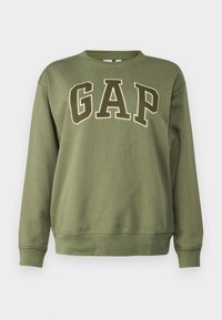 Sudadera de cuello redondo en verde oliva con ribete en el cuello y los puños, con grandes letras blancas "GAP" en la parte frontal. Textura de tela suave.
