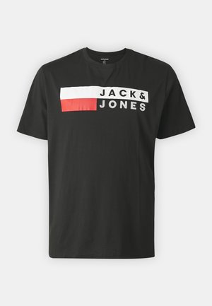 Zwarte katoenen t-shirt met korte mouwen, met een horizontaal grafisch ontwerp in rood, wit en zwart, waarop de tekst "JACK & JONES" staat.