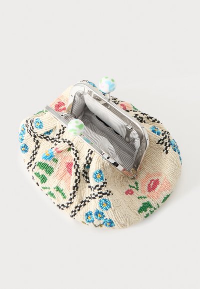 Petit porte-monnaie en tissu avec fermeture métallique, broderie florale en perles bleues, roses, vertes et une doublure intérieure rayée grise.