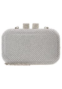Clutch rectangular plateado cubierto de pequeños strass redondos, con una correa de cadena metálica y dos acentos de cierre cuadrados en la parte superior.