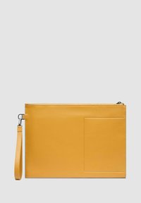 Gele leren clutch met een zachte textuur, rechthoekige vorm, ritssluiting en een voorvak. Inclusief een polsband voor gemak.