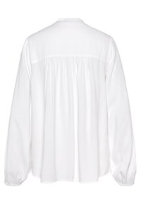 Weiße Bluse mit langen Ärmeln und gerafftem Rücken. Glattes, leichtes Material, Rüschendetails am Hals und elastische Manschetten.