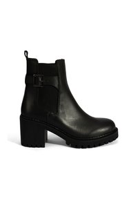 Bottines en cuir noir avec des panneaux élastiques sur les côtés, boucle décorative et semelle côtelée épaisse. Texture lisse et design classique.