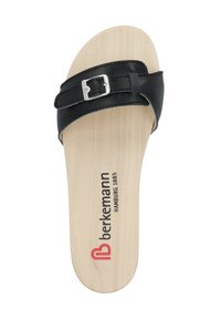 Schwarze Ledersandale mit einem breiten Riemen und silberner Schnalle; die Holzsohle trägt das Berkemann-Logo in roter und schwarzer Schrift.