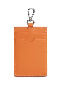 Πορτοκαλί δερμάτινη θήκη καρτών με ασημένιο κλιπ, που διαθέτει μία μπροστινή θήκη και ραμμένα περιθώρια. Ομαλή υφή, μινιμαλιστικός σχεδιασμός.