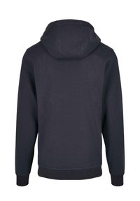 Čierna mikina s kapucňou, vyrobená z mäkkej látky. Obsahuje sťahovaciu kapucňu, rebrované manžety a lem, s hladkou textúrou a minimalistickým dizajnom.