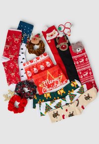 Una collezione di calze festive con vari motivi natalizi, colori rosso e verde, realizzate in tessuti morbidi e design a maglia.