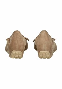Chaussures en suede marron avec un arrière arrondi, dotées d'une semelle en caoutchouc texturée avec des motifs carrés. Deux nœuds sont noués à l'avant.