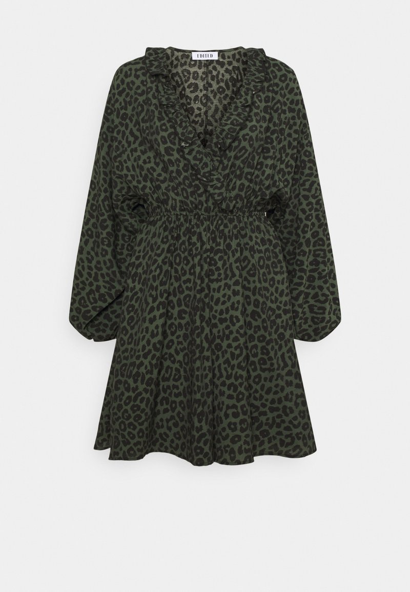 Robe verte à manches longues avec imprimé léopard noir, encolure en V à volants, taille élastique et jupe évasée sur fond uni.