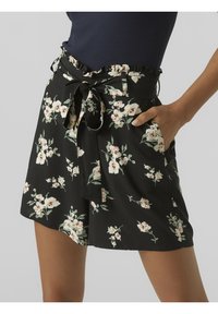 Czarne szorty w kwiaty z falbaną w talii, wiązanym paskiem i bocznymi kieszeniami. Wzór kwiatowy zawiera jasnoróżowe i zielone akcenty.
