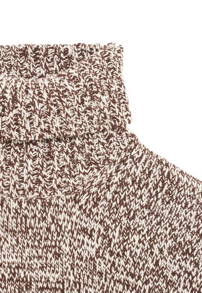 Maglione a collo alto in raso marrone e avorio con un motivo testurizzato, dotato di un colletto a sbuffo e una texture del tessuto morbida.