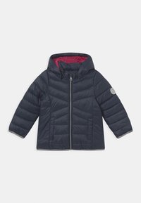 Veste matelassée pour enfants en bleu marine avec capuche, fermeture éclair à l'avant, deux poches latérales et doublure rose vif à l'intérieur de la capuche.