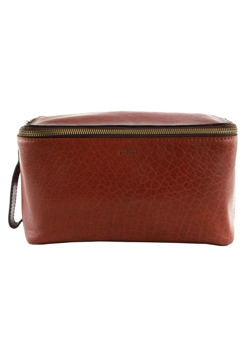 Brun lærtoalettveske med teksturert overflate, rektangulær form og glidelås på toppen. Har et sidehåndtak for enkel bæring.