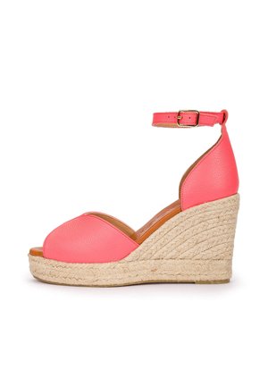 Sandalia cuña color coral rosa con correa en el tobillo y hebilla, punta abierta y suela plataforma de yute trenzado.