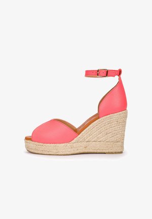 Sandalia cuña color coral rosa con correa en el tobillo y hebilla, punta abierta y suela plataforma de yute trenzado.