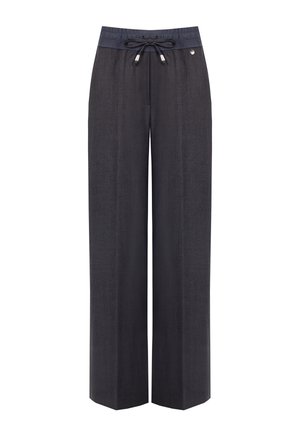 Pantaloni larghi grigio scuro con vita a cordoncino regolabile nera e un piccolo dettaglio con bottone metallico sul lato superiore destro.