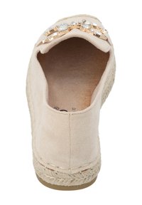 Scarpa slip-on in suede beige con suola in juta intrecciata, caratterizzata da decorazioni trasparenti e dorate sul bordo superiore e una punta arrotondata.