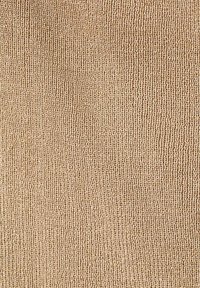 Gros plan d’un tissu tricoté beige montrant une texture côtelée verticale détaillée.