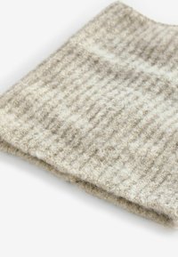 Beige, gerippter Wollmischstoff mit einer weichen Textur, der eine leicht flauschige Oberfläche und subtile Farbvariationen aufweist.