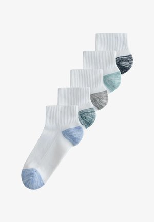 Fem par hvide ankelsokker med ribbet kant, hver med en hæl og tå i forskellige farver: blå, grønblå, grå, grøn og sort.
